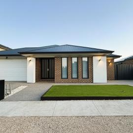 Brand New Retreat in Manor Lakes Victoria, Sleeps up to 10 guests, Pricing based on number of guests – hotel w mieście Wyndham Vale