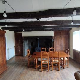 Maison typique avec 3 chambres pour 6 à 8 personnes, hotel in Chalvignac