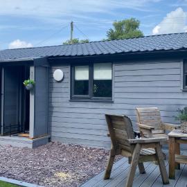 2 bedroom modern cabin near snowdonia national park