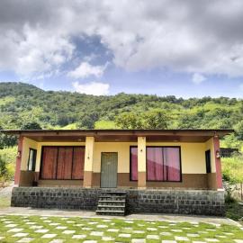 Nature lake view farmhouse & camping, hotel in Dasave