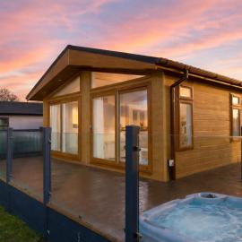 Viesnīca Finest Retreats - Heron Luxury Lodge pilsētā Bourn