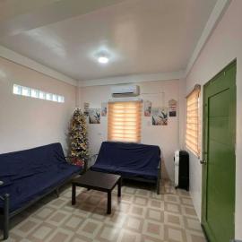 Uptown Virac Staycation House, hotel i Virac