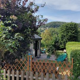 Dogs stay free, country walks from door, EV station, fenced garden, near gastro pub