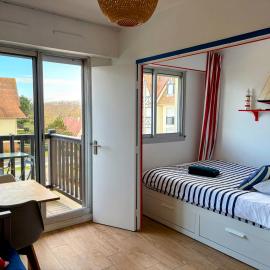 Ambiance marine, bel appartement avec vue mer, balcon, piscine et tennis, hotel em Cabourg