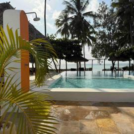 Amani Palms by Manolo Beach Resort, hotell i Uroa