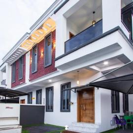 Cozy 4 Bedroom Family Duplex in Lekki, PS5, Smart TVs, Snooker, hotel din Lekki