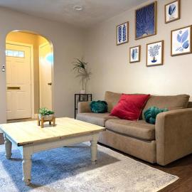 Entire house for big group-4 bedrooms -minutes from Hartford, готель у місті Іст-Хартфорд