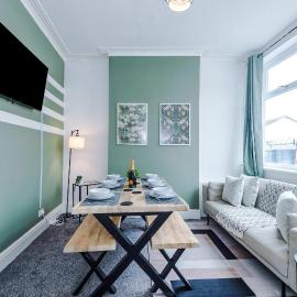 Spacious 3 Bed in Manchester by 53 Degrees Property, Perfect for Group Stays, Sleeps 8 with Free Parking!, hotel i Manchester