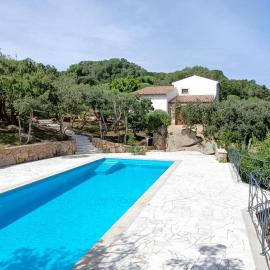 Autentico stazzu con piscina, hotelli kohteessa Barrabisa