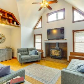 Century Old Farmhouse in Fulton: 6 Mi to Town!, Hotel in Fulton