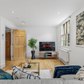 Stylish Roman Bath Abode - The Gatsby
