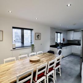 Spacious 5 Bedroom Home in Langley