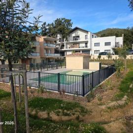 Spacieux appartement dans résidence avec piscine, hotel in Bormes-les-Mimosas