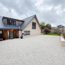 Beautiful 4-Bed Home - Gated Parking with EV Charging - Garden