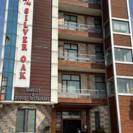 The Silver Oak Banquet & Motel, hotel sa Rūpnagar