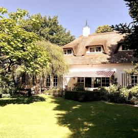 Westvleugel van luxe villa - 100 m2 - 5-8 persons - sauna - whirlpools, Hotel in Oss