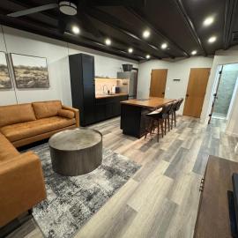 Modern Loft with Red Rock Views - Downtown St George、セントジョージのホテル