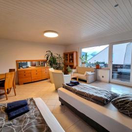 Geräumige Wohnung mit 4 Betten und Balkon, hotell i Bodenheim