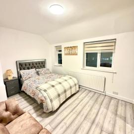 3 Bedrooms House CheapUKholiday, hotel in Dagenham Dock