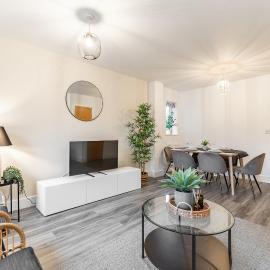 Heathrow House with Parking - Sleeps 5 near M25, Virginia Water, Thorpe Park & Legoland, Mid To Long Term Bookings Welcome, hotel i Stanwell