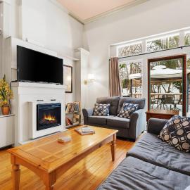 Charming Saugatuck Condo w/ Private Deck + Grill!, hotel u gradu 'Saugatuck'