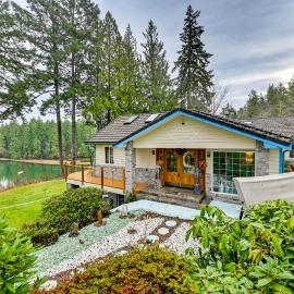 Steps to Shore: Seaside Olympia Retreat w/ Hot Tub, hotel v destinácii Olympia