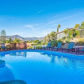 Mountains Views with Pool & Basketball, Relax & Play!, hotel i Escondido