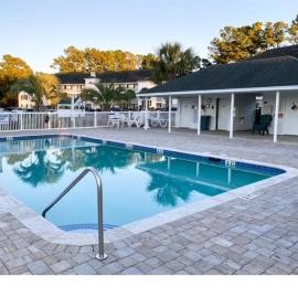 D2 Bishop on the Green 2 BR 2 BA Condo Colonial Charters Golf Course, hotel a Longs
