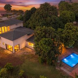 The Elemental Villa - 2 Acre Orchard Retreat, hotel en Jambhulpāda