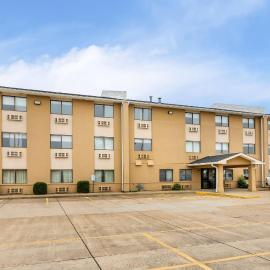 Super 8 by Wyndham Evansville East، فندق في إيفانسفيل