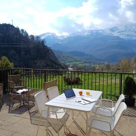 La Terraza de Escarrilla, con piscina, hotel en Escarrilla