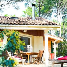Lacanau Océan, maison 6p, grande terrasse sous les pins, golf, piscine & océan à vélo, hotel in Lacanau-Océan