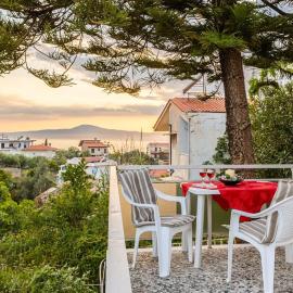 Seaside Family Haven - Avia's Spacious Getaway