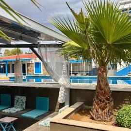 ELPIDA Suites - Mandra, Greece, hotel en Mándra