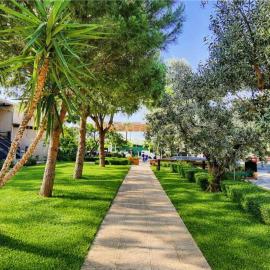 Villa Park Luxury Rooms، فندق في باراليون أستروس