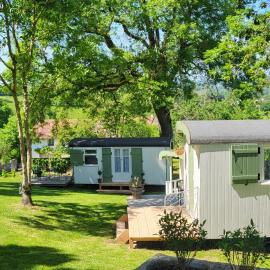 Petit a Petit - gypsy wagons and Bell tents in the Bourgogne, hotel sa Saisy