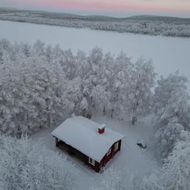 Log cabin on the banks of Ounasjoki River, hotel in Rovaniemi