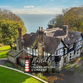 Luccombe Chine House - Rare Find - Spectacular Secluded Coastal Manor, Breathtaking Ocean Views short drive to Shanklin or Ventnor Beach - near Shanklin Old Village, Hotel in Shanklin