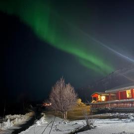 Cabin in stunning surroundings in Neverfjord, Hotel in Hammerfest