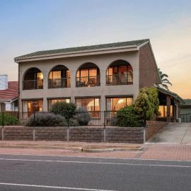 25 Esplanade Beachfront Villa with Ocean Views, hotel i Semaphore