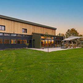 Dragons Barn with Hot Tub