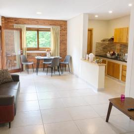 Elegante apartamento nuevo de 75 m2 con balcón y parking privado，Nemby的飯店
