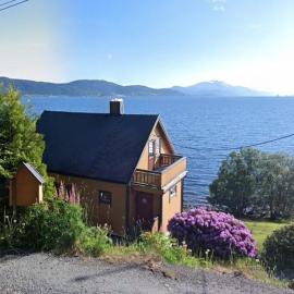 Hjelvikhytta - flott beliggenhet ved sjøen, Hotel in Hjelvik