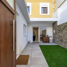 Casa da Baia Townhouse with private patio – hotel w mieście Seixal