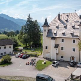 Schloss Saalhof- Schlossflair, Wellnessauszeit, Bauernhofleben, Familienzeit im historischen Apartment zentral zwischen Zell am See und Saalbach-Hinterglemm