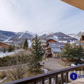 Charming studio with views of the ski area, hotel u gradu Auron