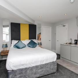 StayCoastal Linden Hotel King Deluxe Suite 4, hotel in Whitley Bay