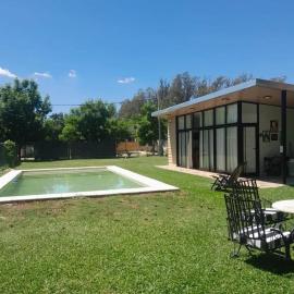 Monoambiente con parque y pileta, hotel a Ybarlucea