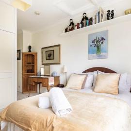Double bedroom in homely, 5 bedroom family house by the river in Fulham