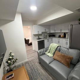 Brand New 1 Bedroom Basement Suite in Southwest, Hotel in Edmonton
